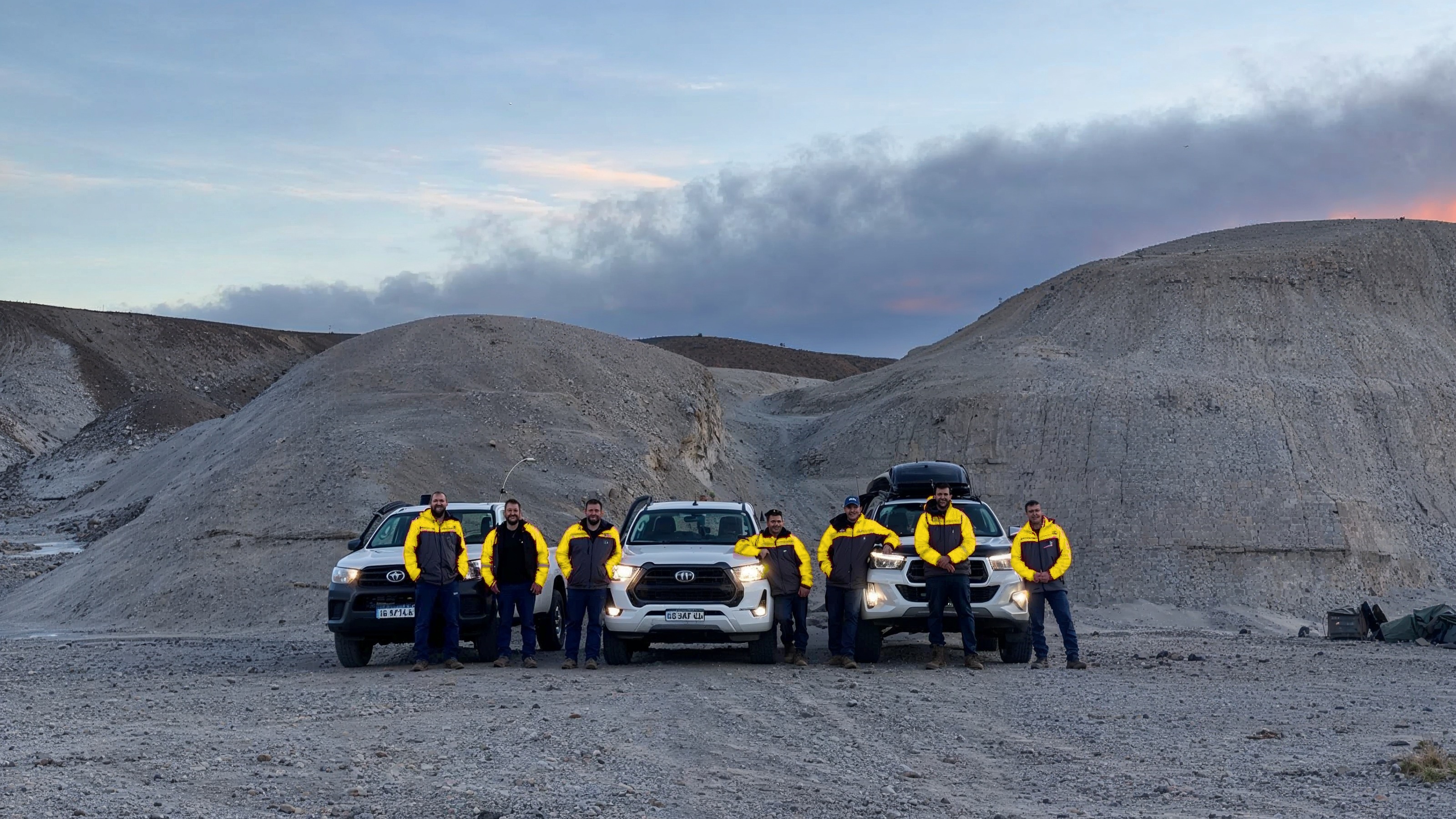 Equipo IntiEnergy con uniformes en operación de cordillera sanjuanina